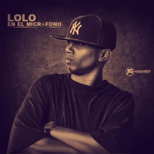 lolo en el microfono